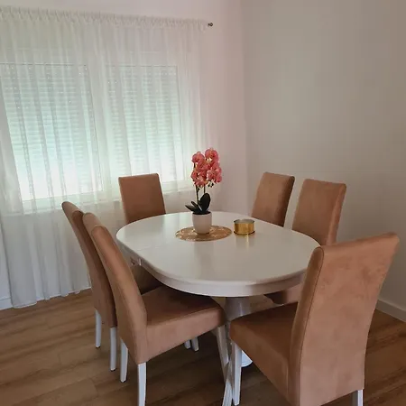 Gloria Villa *