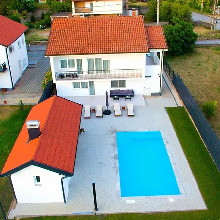 Gloria Villa