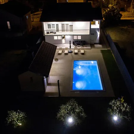 Gloria Villa *